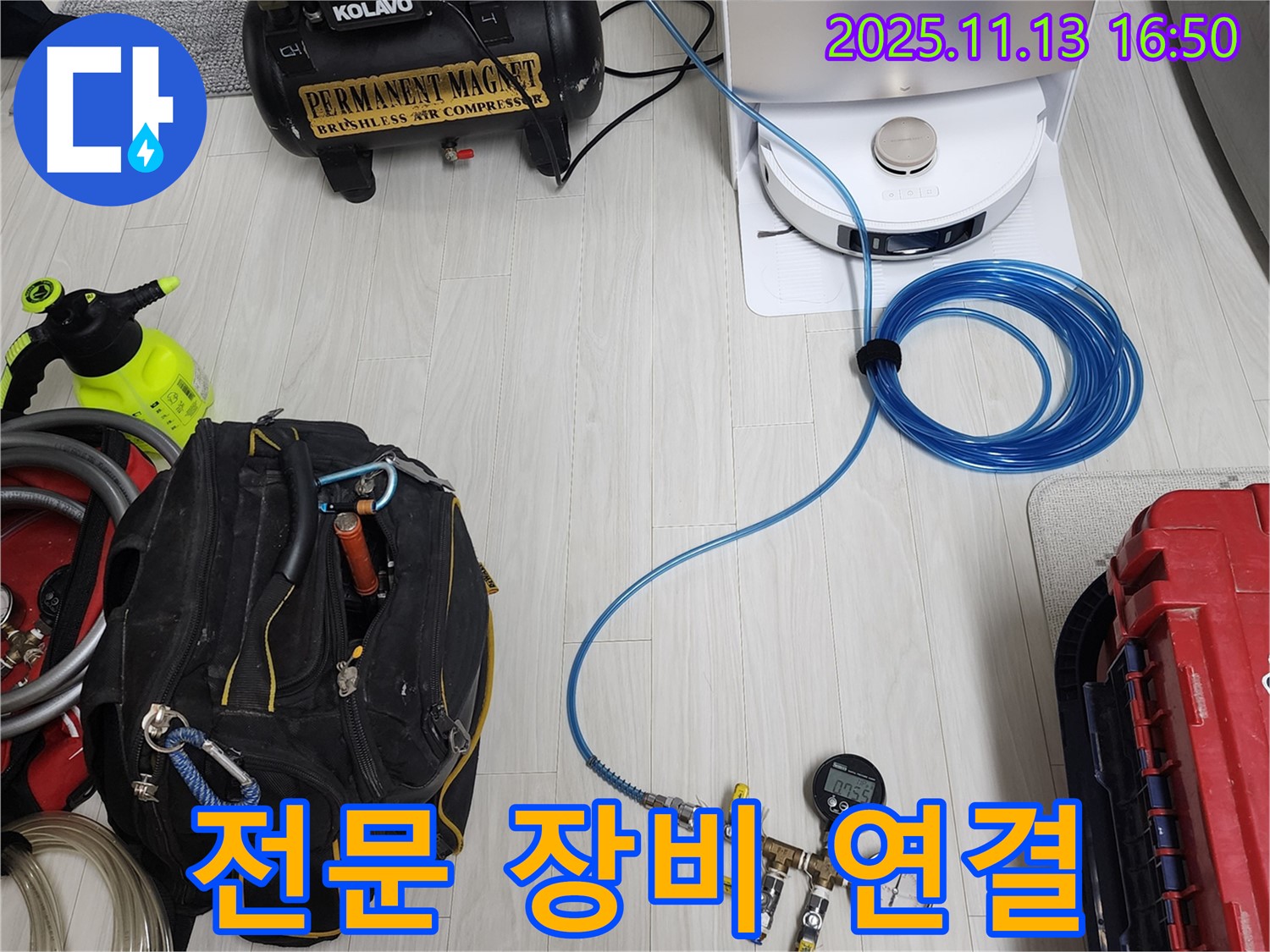 정확한 누수 탐지를 위해 전문 장비를 배관에 연결하고 있습니다 - 숙련된 기술로 신속하게 해결!