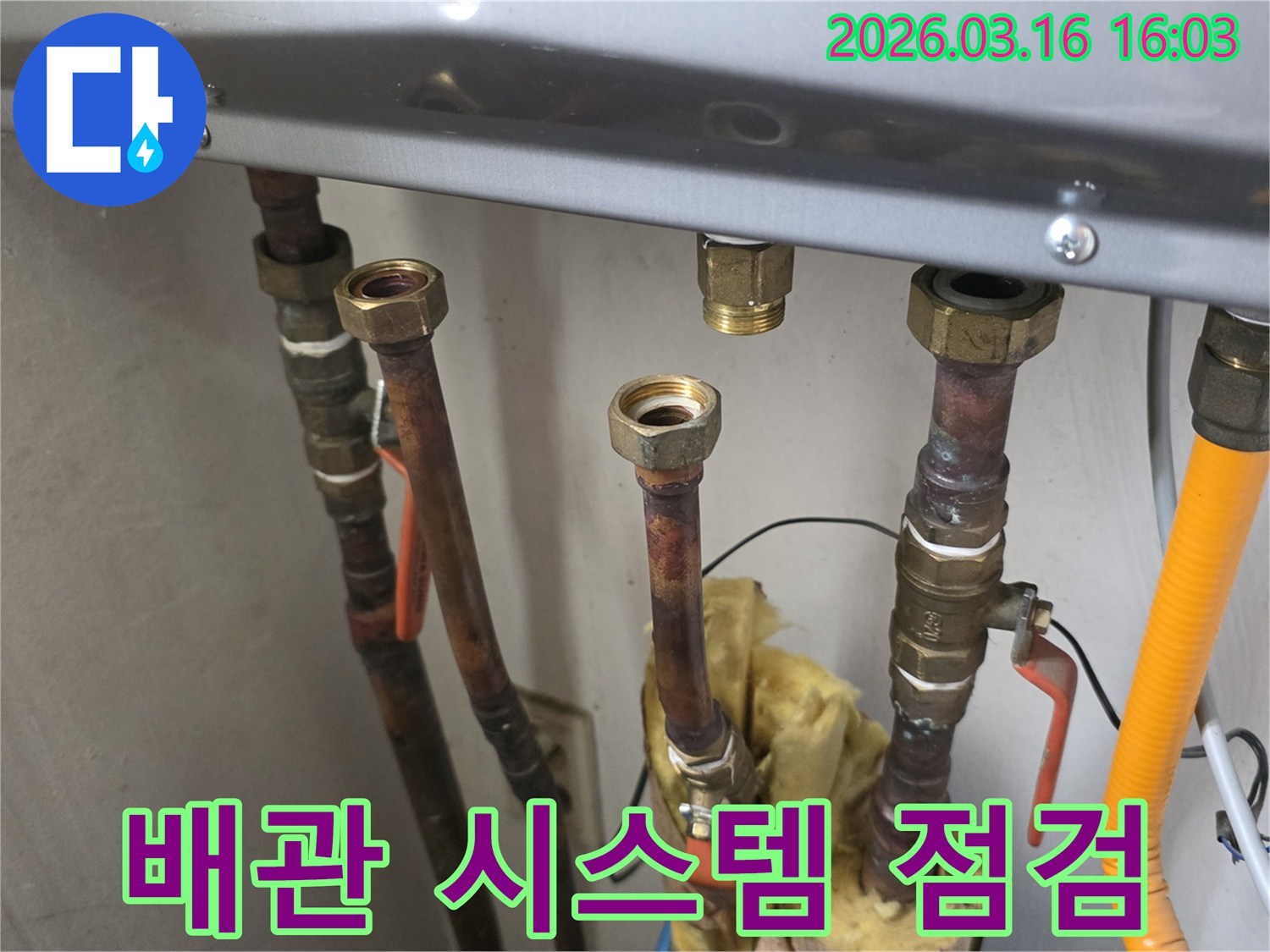 배관 시스템의 전체적인 안전과 누수 여부를 확인하기 위해-연결부를 분리하여-내부 상태를 정밀하게 점검하는-숙련된 엔지니어의 작업 현장입니다