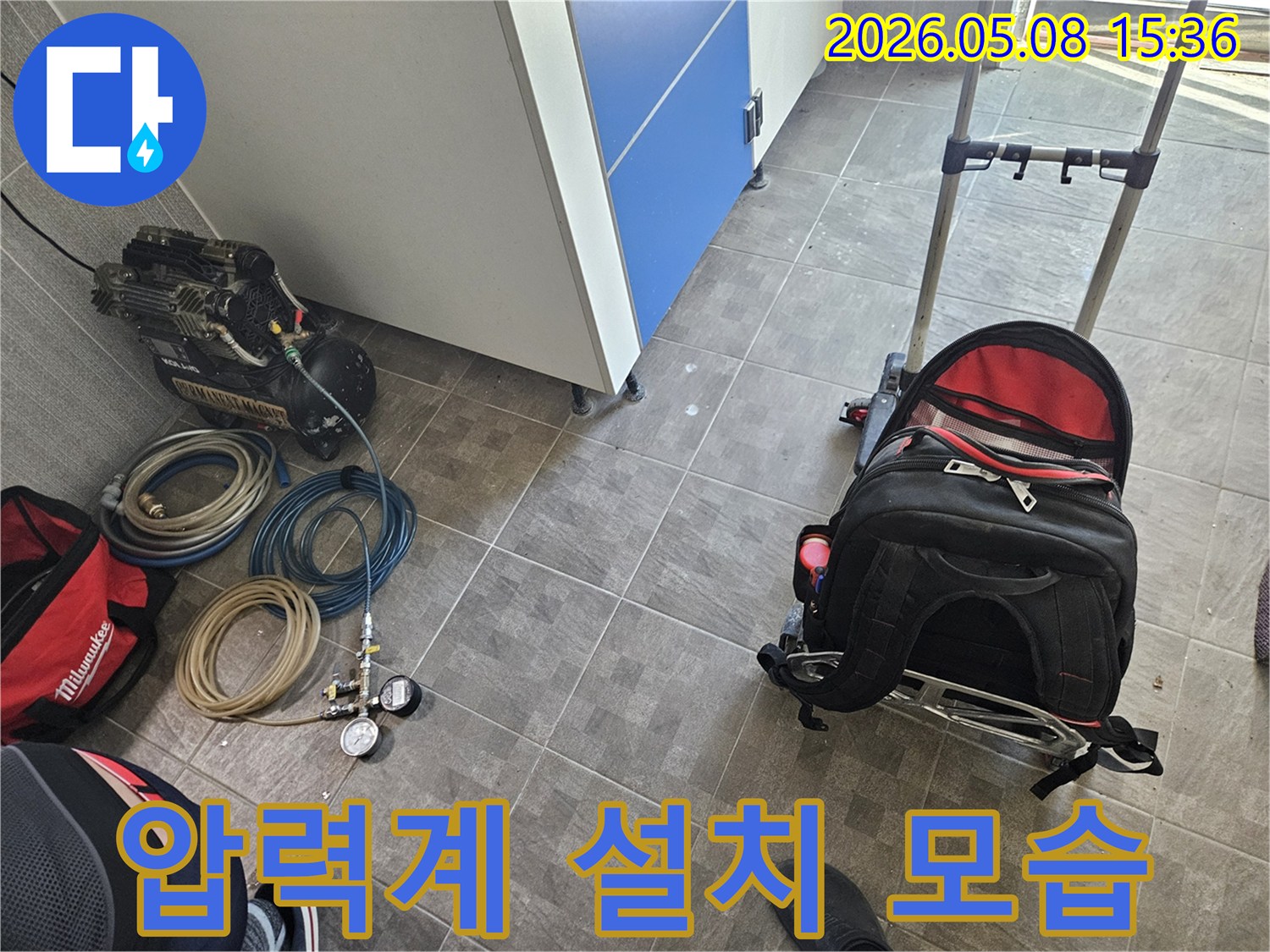 누수 탐지를 위한-압력계와 호스가-정확하게 연결된-작업 현장입니다