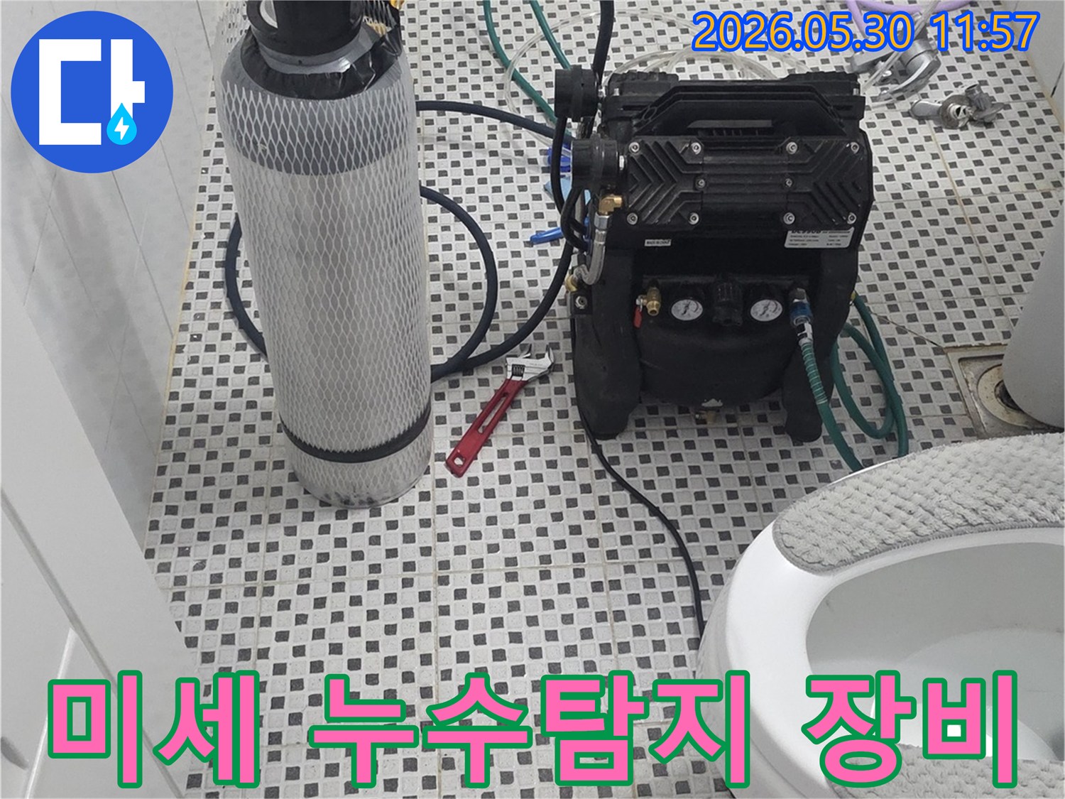 이 이미지는 노원구 상계동에서-미세한 누수-지점을 찾아내기 위해-정밀한 압력-측정 및 가스-감지 장비를-설치하고-작동하는-모습을 보여줍니다.