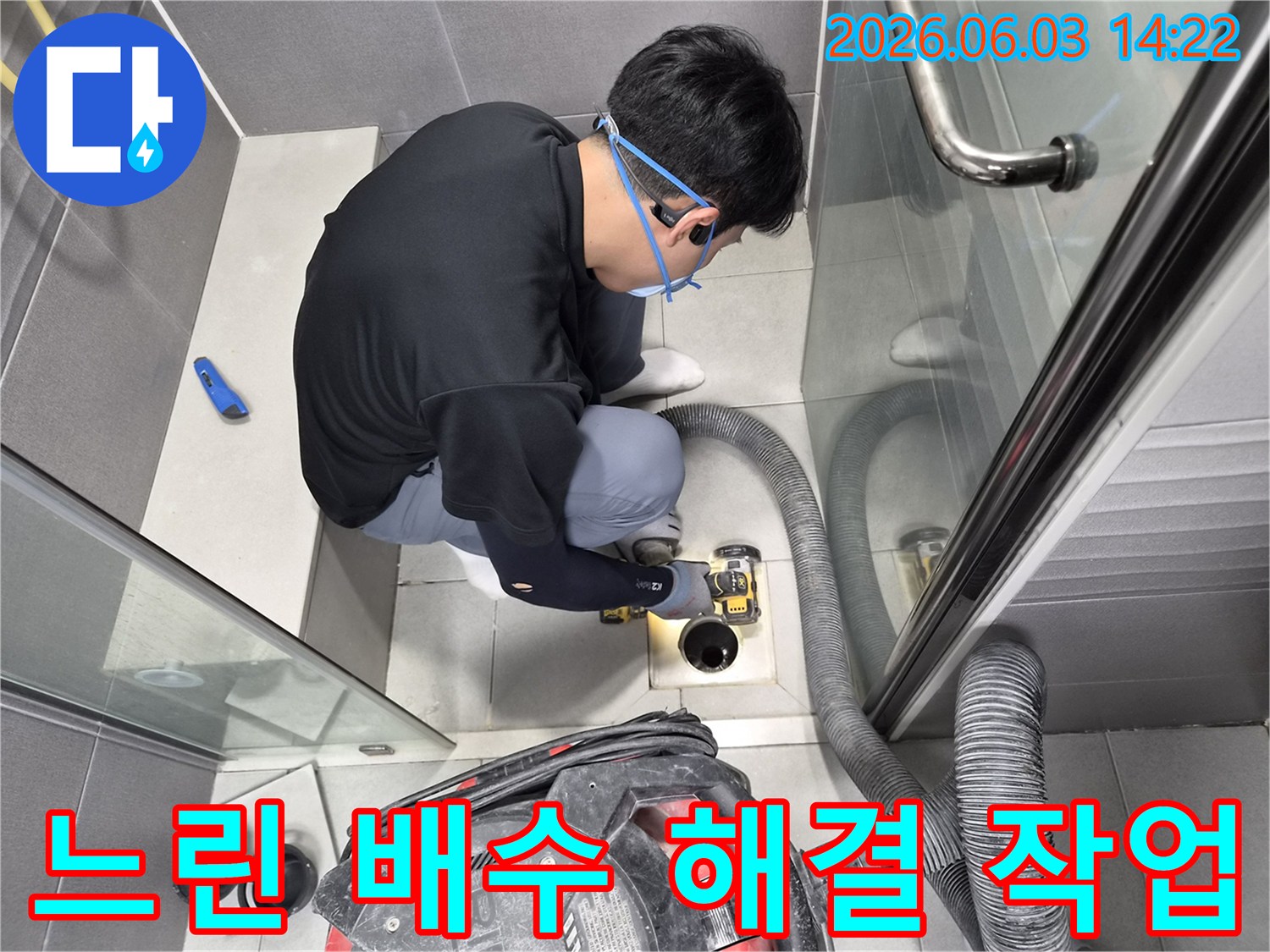 숙련된-엔지니어가-욕실-배수구의-느린-물-빠짐-문제를-해결하기-위해-배관-내부를-청소하는-모습