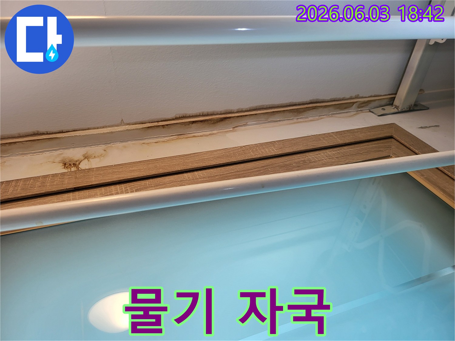 천장과 벽면 경계에 발생한-오래된 누수로 인한 곰팡이와 물자국