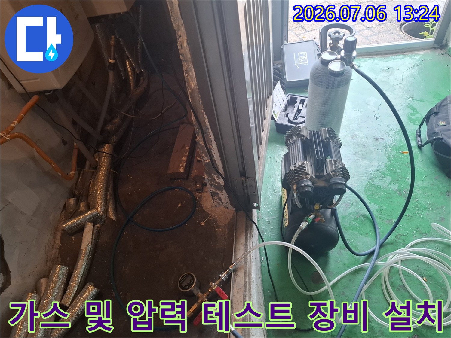 노란색 배관과 연결된 가스 탐지용 게이지와 호스가 배치된 모습