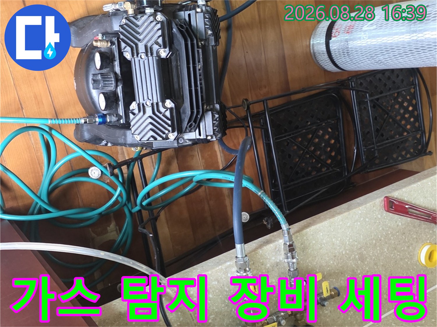 배관 압력 체크를 위한-가스 탐지 장비와 게이지 설치 상태