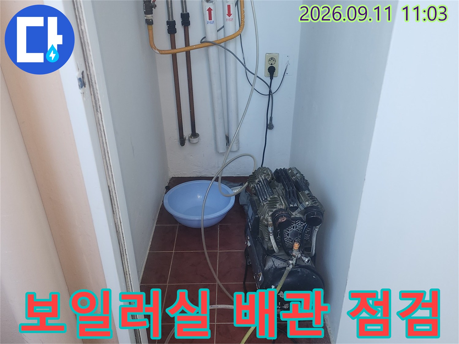 배관의 압력을 측정하기 위해 설치된 게이지와 호스 연결 상태
